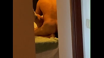 follando al pasivo de una pareja anonima en la habitacion de su hotel de vacaciones